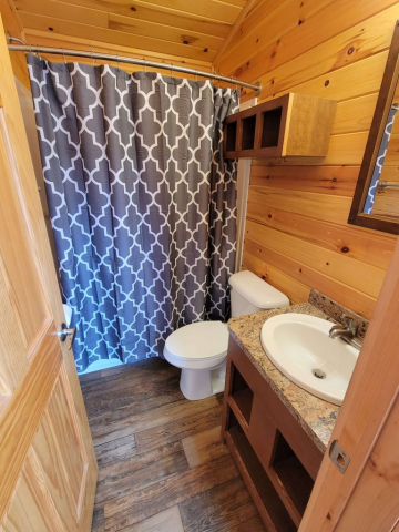 Cabin P7 bathroom